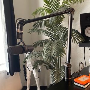 Shure SM7B Microphone + boom stand